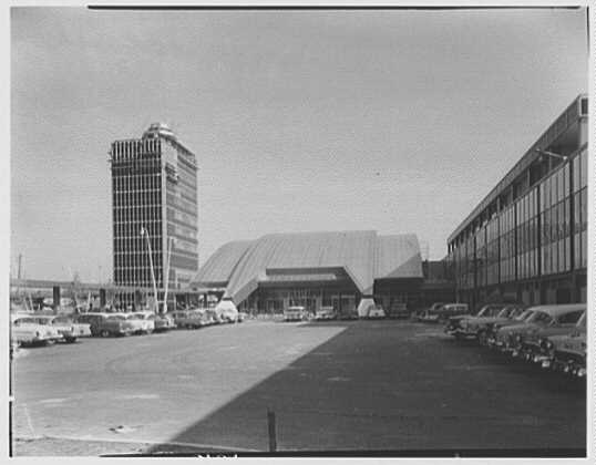 The arrivals building at Idlewild Airport, photographed for the Gottscho-Schleisner Collection. Shown as period context for the airport, not as the specific 1950 scope.
