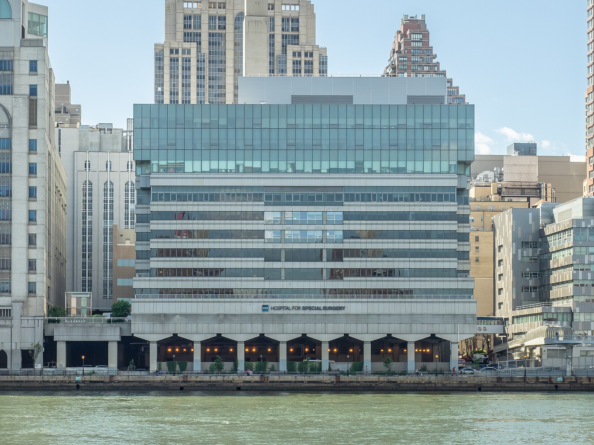 Hospital for Special Surgery — 1979 vertical expansion — Upper East Side, NYC (shot from Roosevelt Island). Photographed in 2019; a current view, not a construction-period photograph.